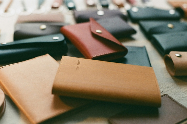 joel-lee-bRnhoACwDR0-unsplash.webp leather